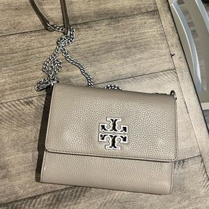 NWT TORY BURCH BRITTEN CHAIN WALLET CROSSBODY FRENCH GRAY